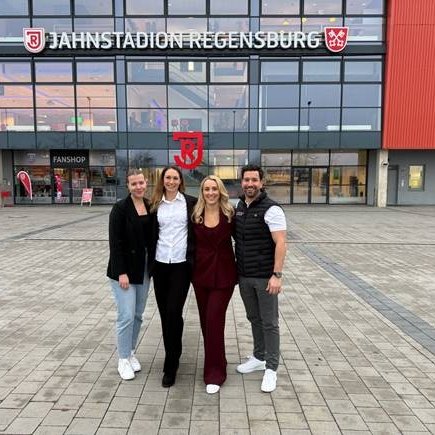 Das Team von Bond & Beyond mit dem Veranstaltungsteam vom Jahnstadion Regensburg vor dem Haupteingang.