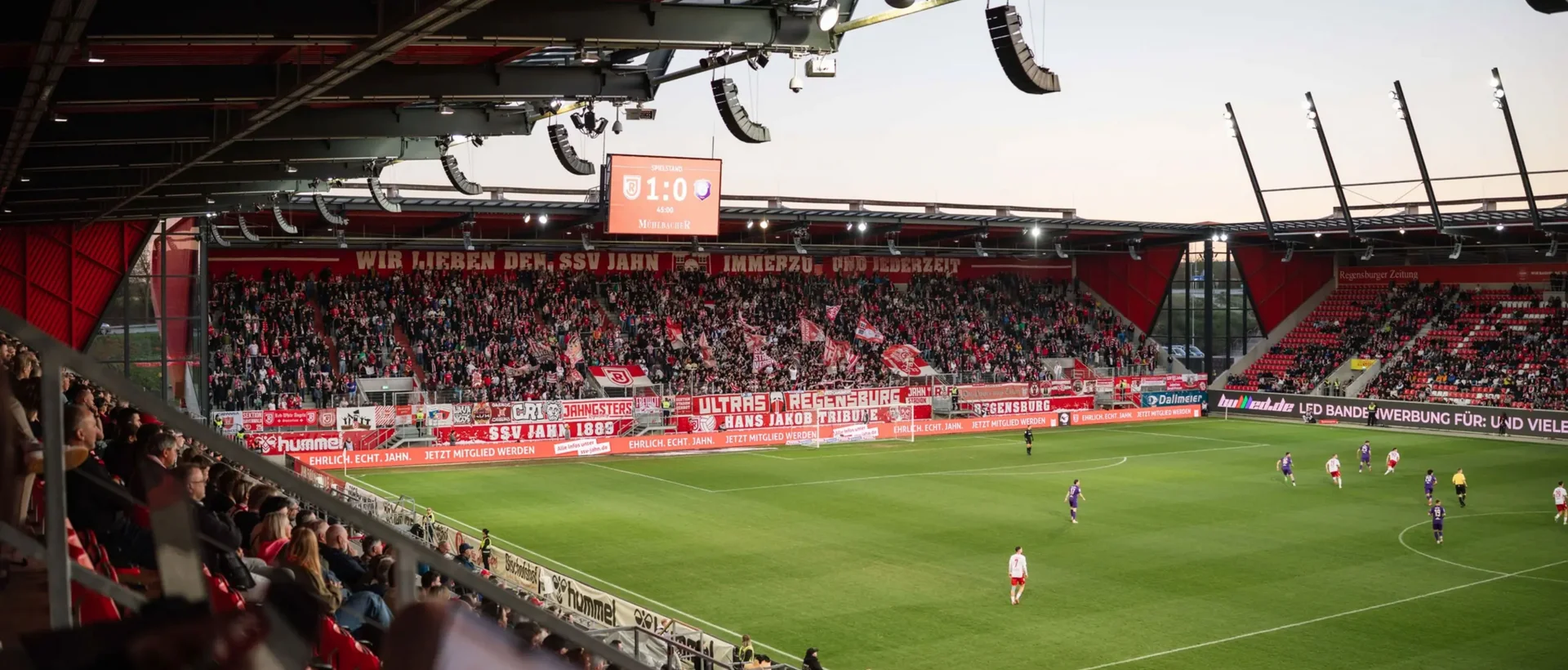 Heimspiel im voll besetzten Jahnstadion Regensburg