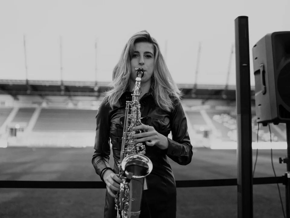 Saxofonistin spielt im Stadioninnenraum