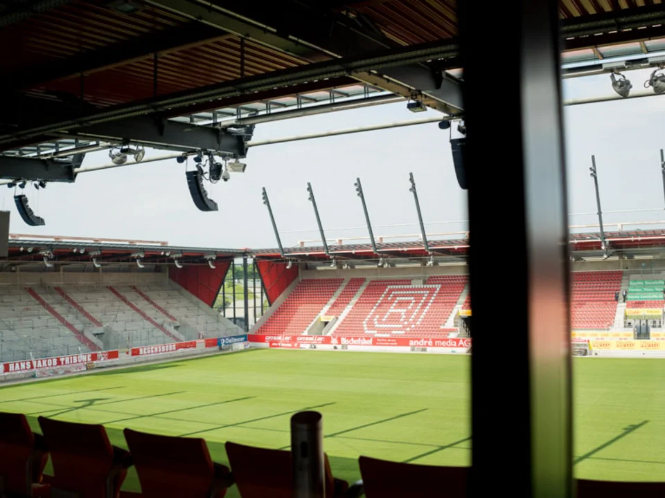 Blick aus einer Loge auf Spielfeld und Tribüne