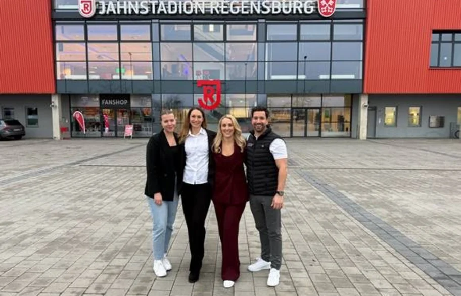 Vier Personen vor dem Haupteingang des Jahnstadion Regensburg