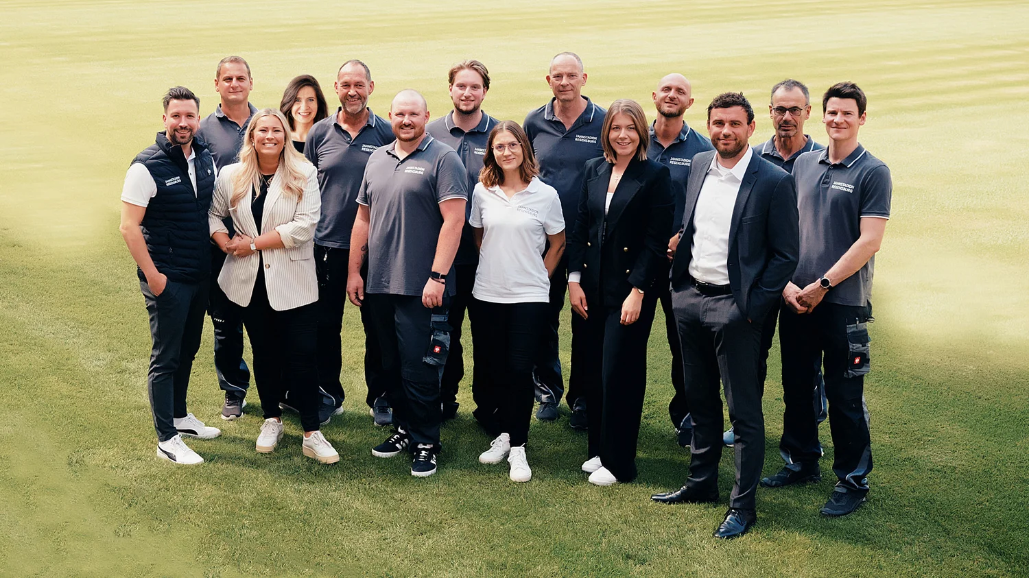 Das Team des Jahnstadion Regensburg auf dem Rasen