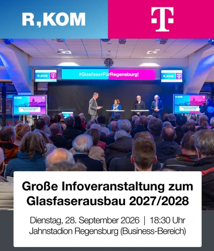 Das Bild zeigt eine Bühne im Jahnstadion Regensburg, auf der Vertreter von R-KOM und Telekom den Glasfaserausbau präsentieren.