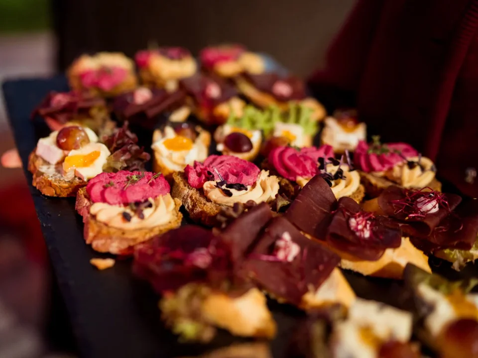 Fingerfood-Häppchen auf einer Schieferplatte