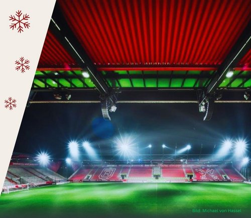 Das Bild zeigt das Stadioninnere bei Nacht.