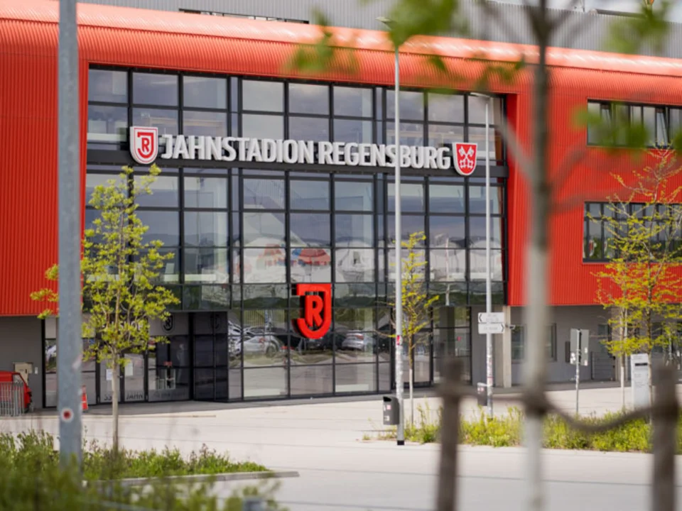 Außenansicht des Jahnstadion Regensburg mit Haupteingang