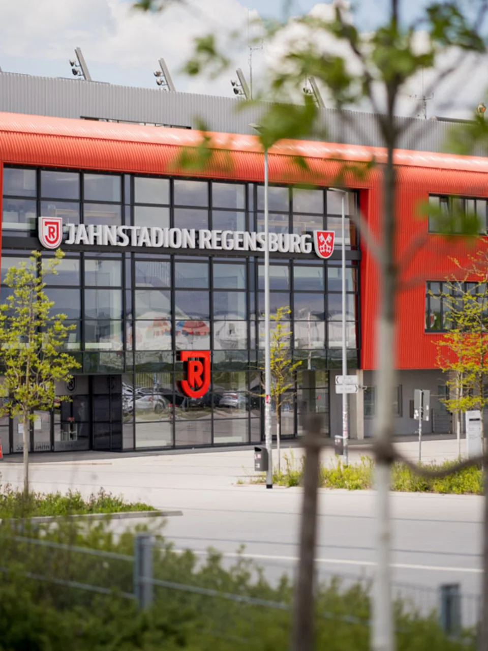 Außenansicht des Jahnstadion Regensburg mit Haupteingang