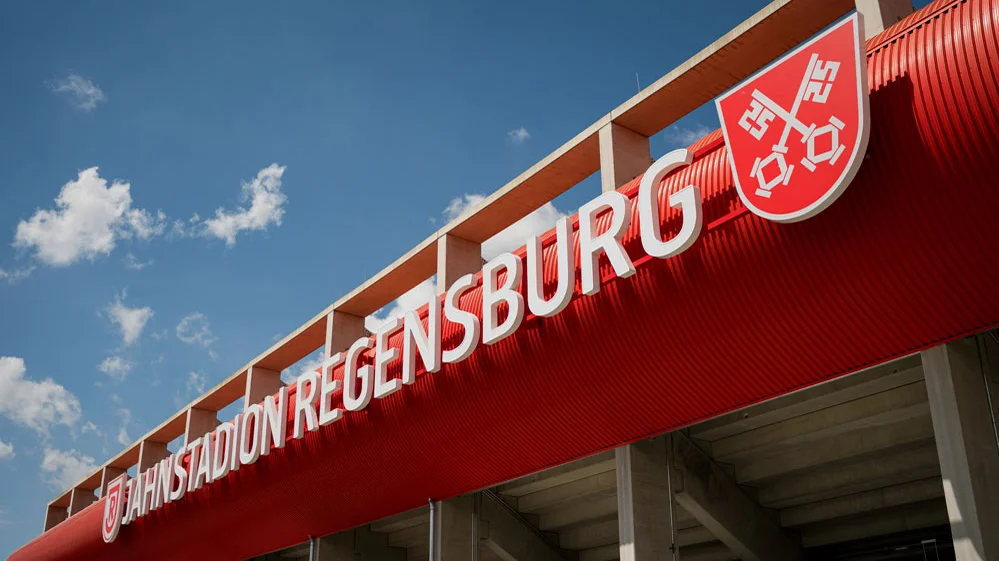 Schriftzug Jahnstadion Regensburg mit Stadtwappen an der Fassade