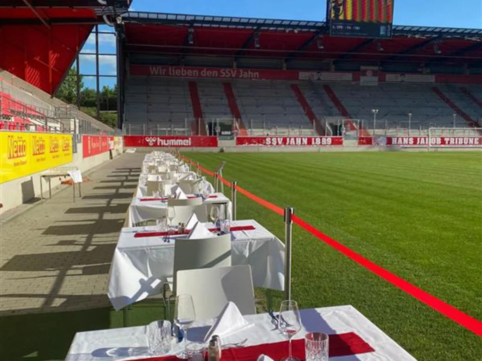 Gedeckte Tafel am Spielfeldrand im Stadioninnenraum