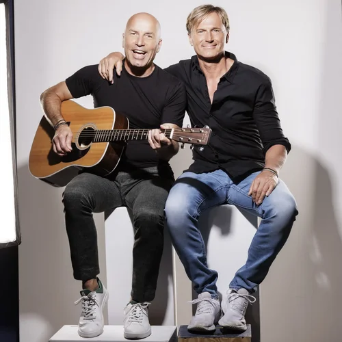 Das Bild zeigt die Künstler Zwoa Achterl mit Gitarre.