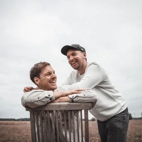 Ein Pressebild zeigt die beiden Künstler BRIADA.