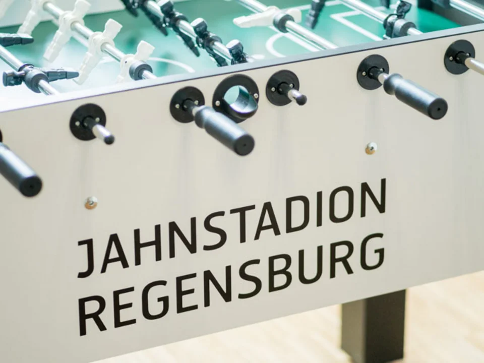 Tischkicker mit dem Schriftzug Jahnstadion Regensburg