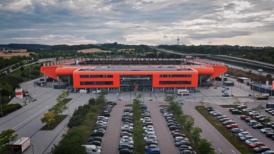 Luftaufnahme des Jahnstadion Regensburg mit Parkplätzen
