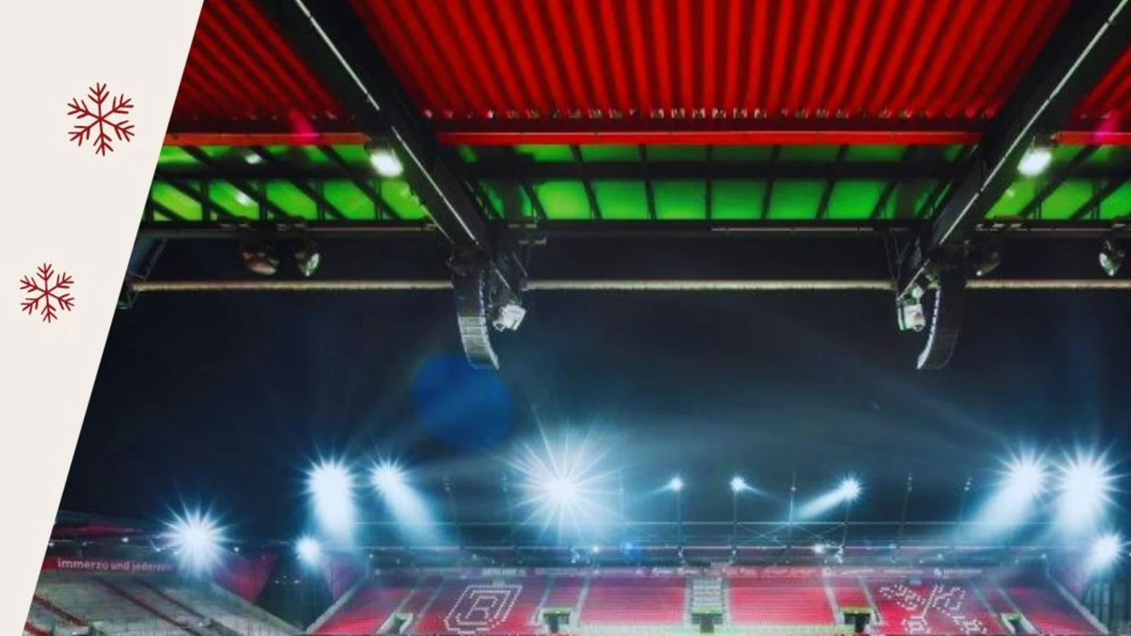 Stadioninnenraum im Flutlicht mit weihnachtlicher Dekoration