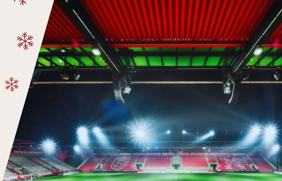 Stadioninnenraum im Flutlicht mit weihnachtlicher Dekoration