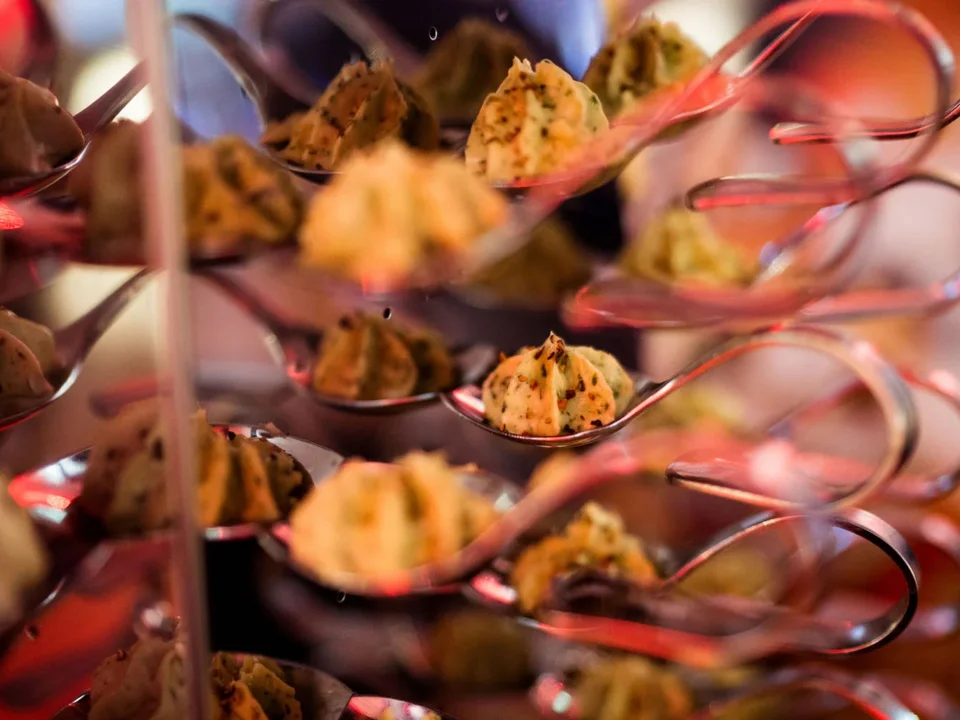 Fingerfood auf Löffeln angerichtet