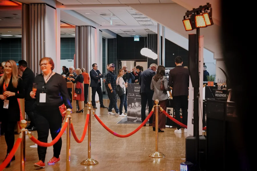Empfang der Gäste im Foyer mit Absperrkordeln und Scheinwerfern