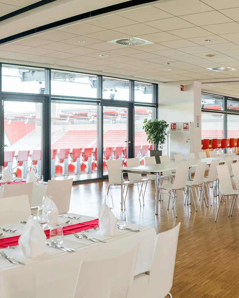 Businessclub mit gedeckten Tafeln und Blick auf die Tribüne