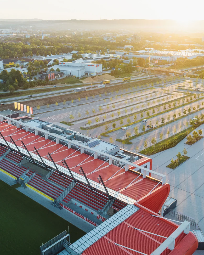 Luftaufnahme der Parkplätze am Jahnstadion bei Sonnenuntergang