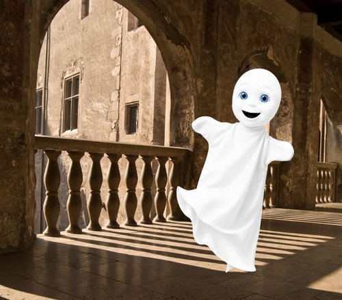 Das Bild zeigt einen Comic-Geist im Innenhof einer Burg.