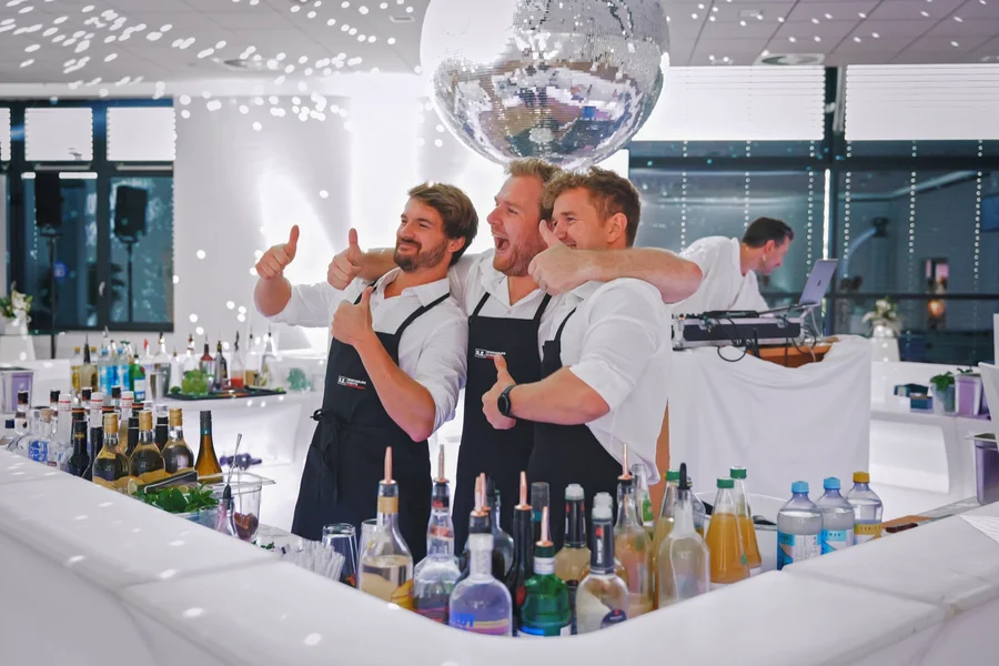 Barkeeper-Team hinter einer Cocktailbar im Businessclub