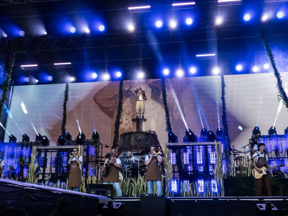 Band in Tracht bei einem Open-Air-Konzert im Jahnstadion Regensburg