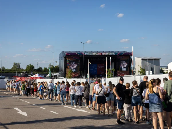 Winzent Weiss im Jahnstadion Regensburg, Bild 3 von 54
