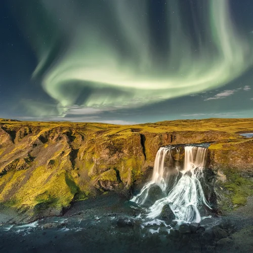 Mystische Kulisse der Küste Islands.