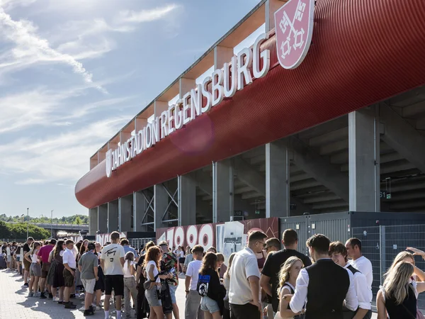 Tream im Jahnstadion Regensburg, Bild 2 von 80