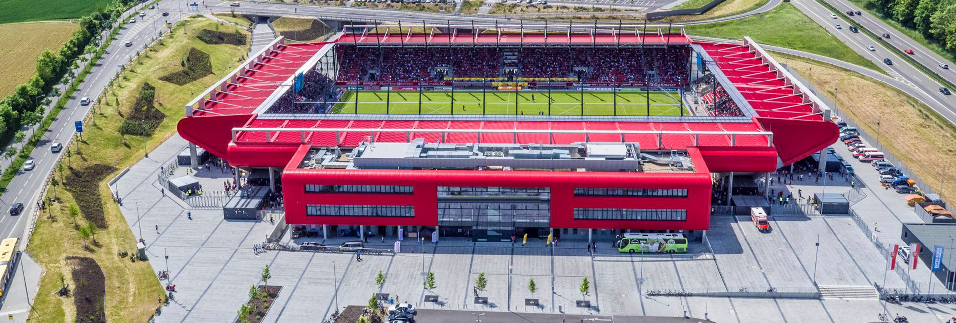 Man sieht eine Luftaufnahme des Jahnstadions bei Spielbetrieb.