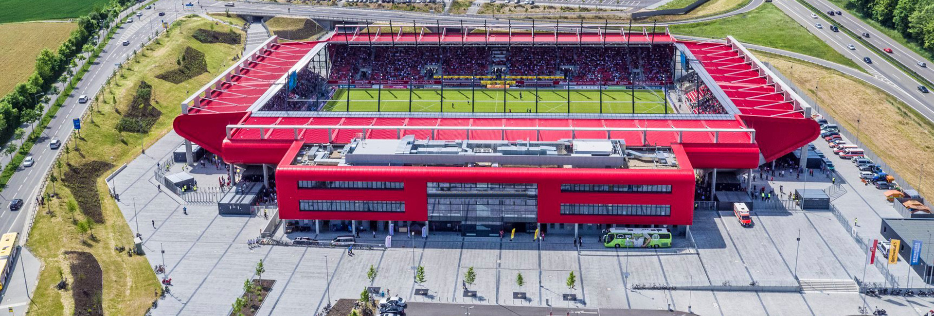 Man sieht eine Luftaufnahme des Jahnstadions bei Spielbetrieb.