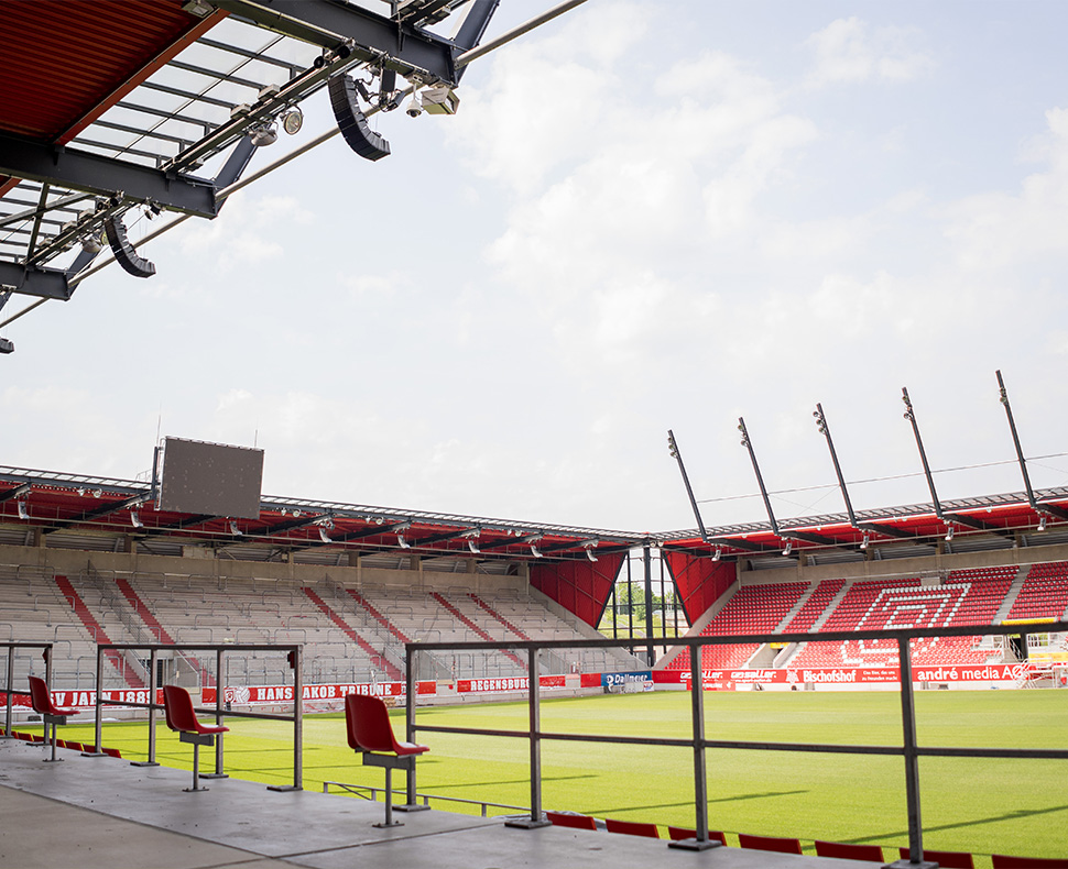 Man sieht einen Blick in den Innenbereich des Jahnstadions. Man sieht die Rasenfläche sowie zwei Tribünen.