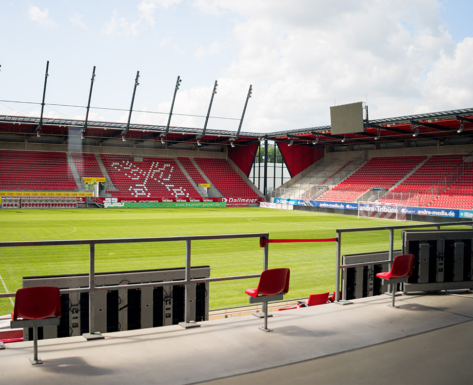 Man sieht einen Blick in den Innenbereich des Jahnstadions. Man sieht die Rasenfläche sowie zwei Tribünen.