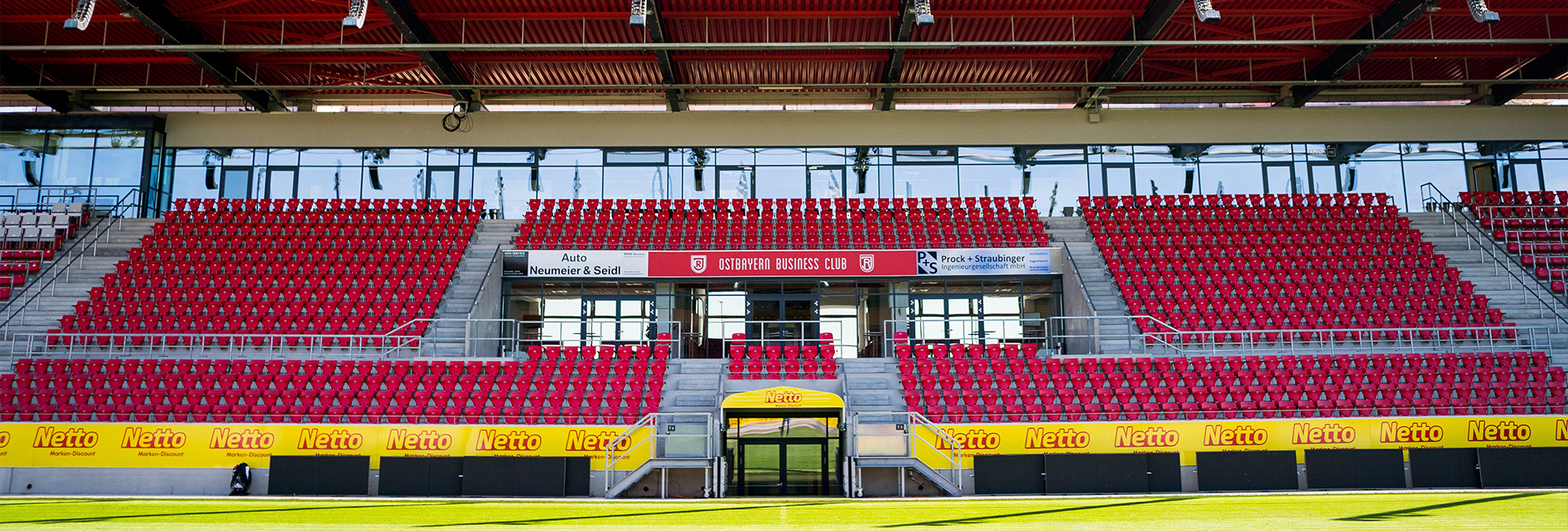 Ein Foto der Businesstribüne des Jahnstadions.