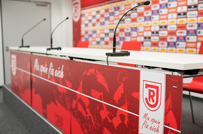Man sieht den Presseraum des Jahnstadions.
