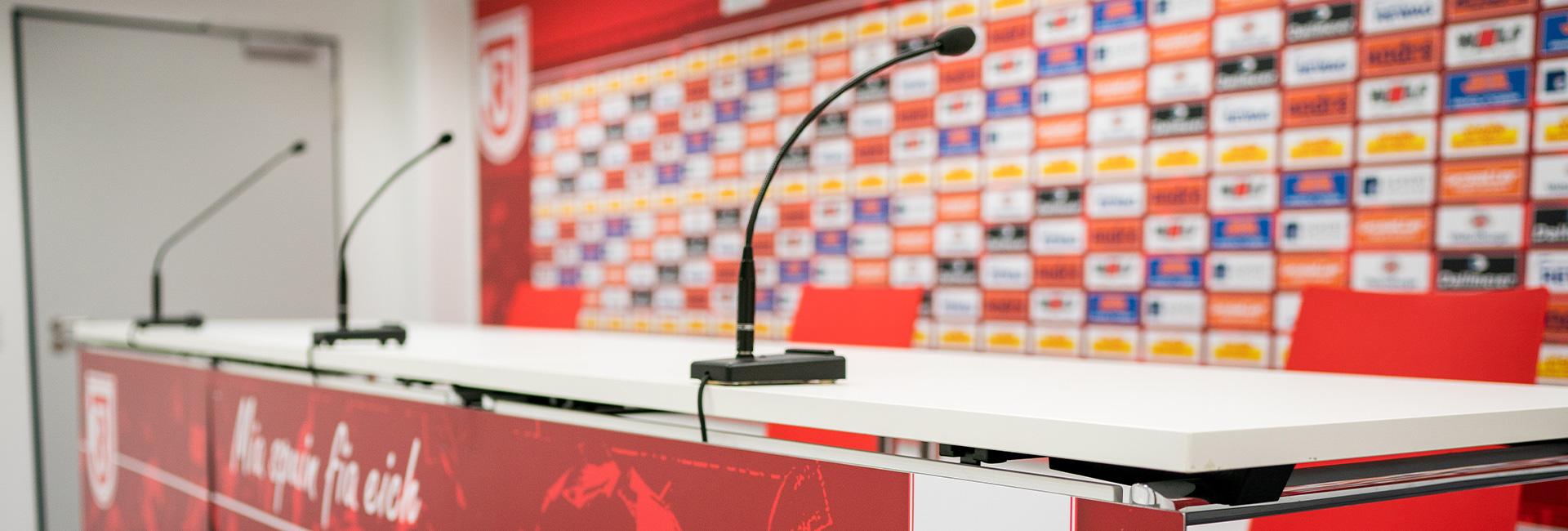 Man sieht den Presseraum des Jahnstadions.
