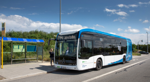 Man sieht einen Linienbus an einer Haltestelle, darauf kann man lesen P+R Jahnstadion.