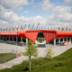 Man sieht ein Außenansicht des Jahnstadions mit dem Außenbereich bei Tag.