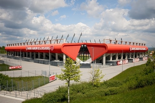 Man sieht ein Außenansicht des Jahnstadions mit dem Außenbereich bei Tag.
