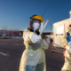 Man sieht zwei Personen in Schutzanzügen und Maske die Coronatestungen auf dem Parkplatz des Jahnstadions durchführen.