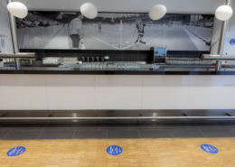 Man sieht eine Bar im Jahnstadion.