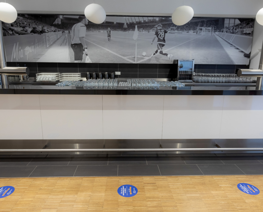 Man sieht eine Bar im Jahnstadion.