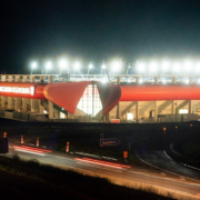 Man sieht einen Nachtaufnahme des Jahnstadions mit Flutlichtbeleuchtung.