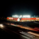 Man sieht einen Nachtaufnahme des Jahnstadions mit Flutlichtbeleuchtung.