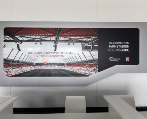 Man sieht eine futuristisch gestaltete LED Anzeige des Jahnstadions.