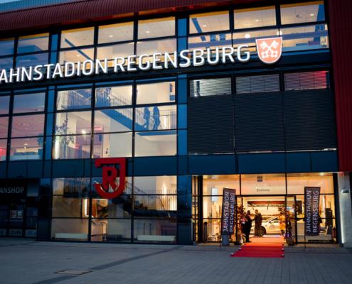 Man sieht den Eingangsbereich zum Jahnstadion von außen.