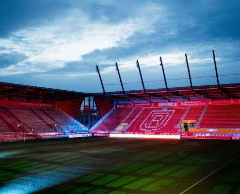 Mans sieht die Innenansicht des Jahnstadions mit dämmerndem Himmel im Hintergrund.