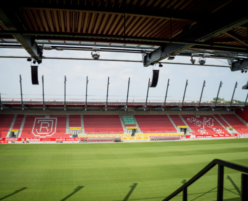 Mann sieht die Innenansicht des Jahnstadions mit Blick auf die Westtribüne.