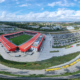 Man sieht eine Luftaufnahme des Jahnstadions mit angrenzenden Parkflächen und Straßen.