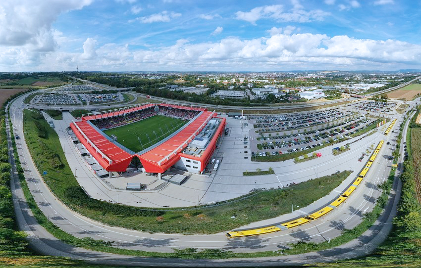 Man sieht eine Luftaufnahme des Jahnstadions mit angrenzenden Parkflächen und Straßen.